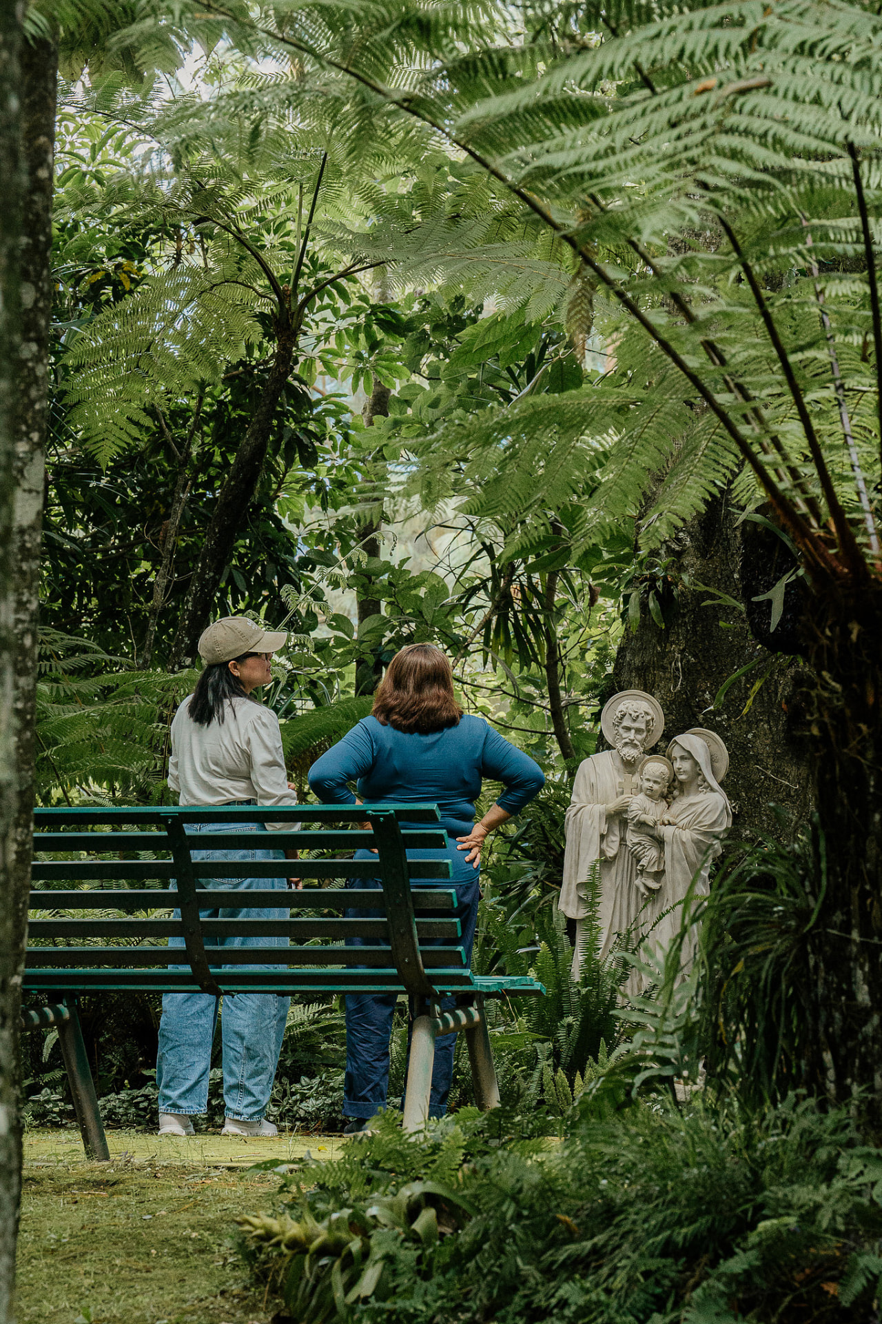 Dos hermanas contemplando la Sagrada Familia en el jardín