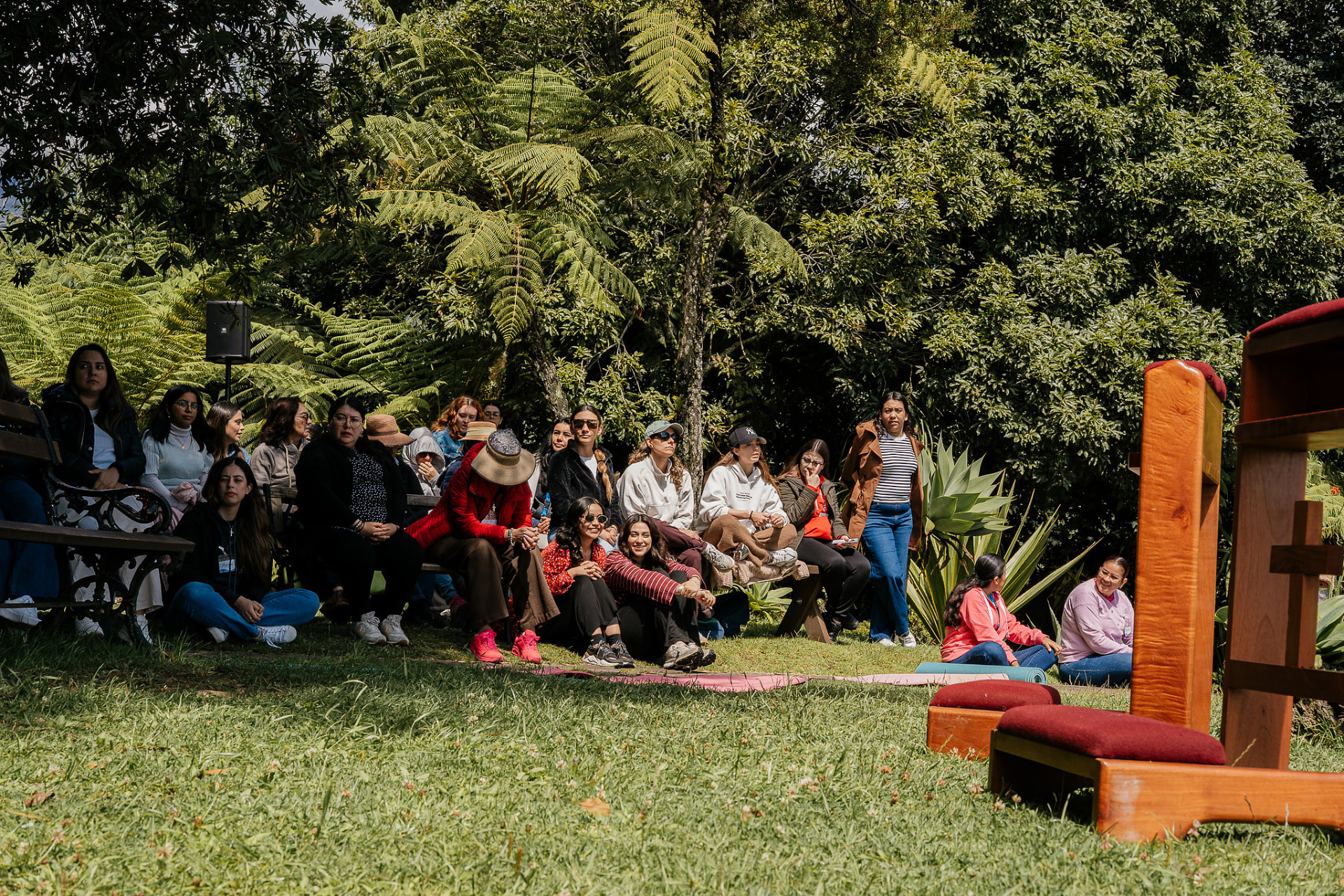 Comunidad reunida en el jardín para la enseñanza