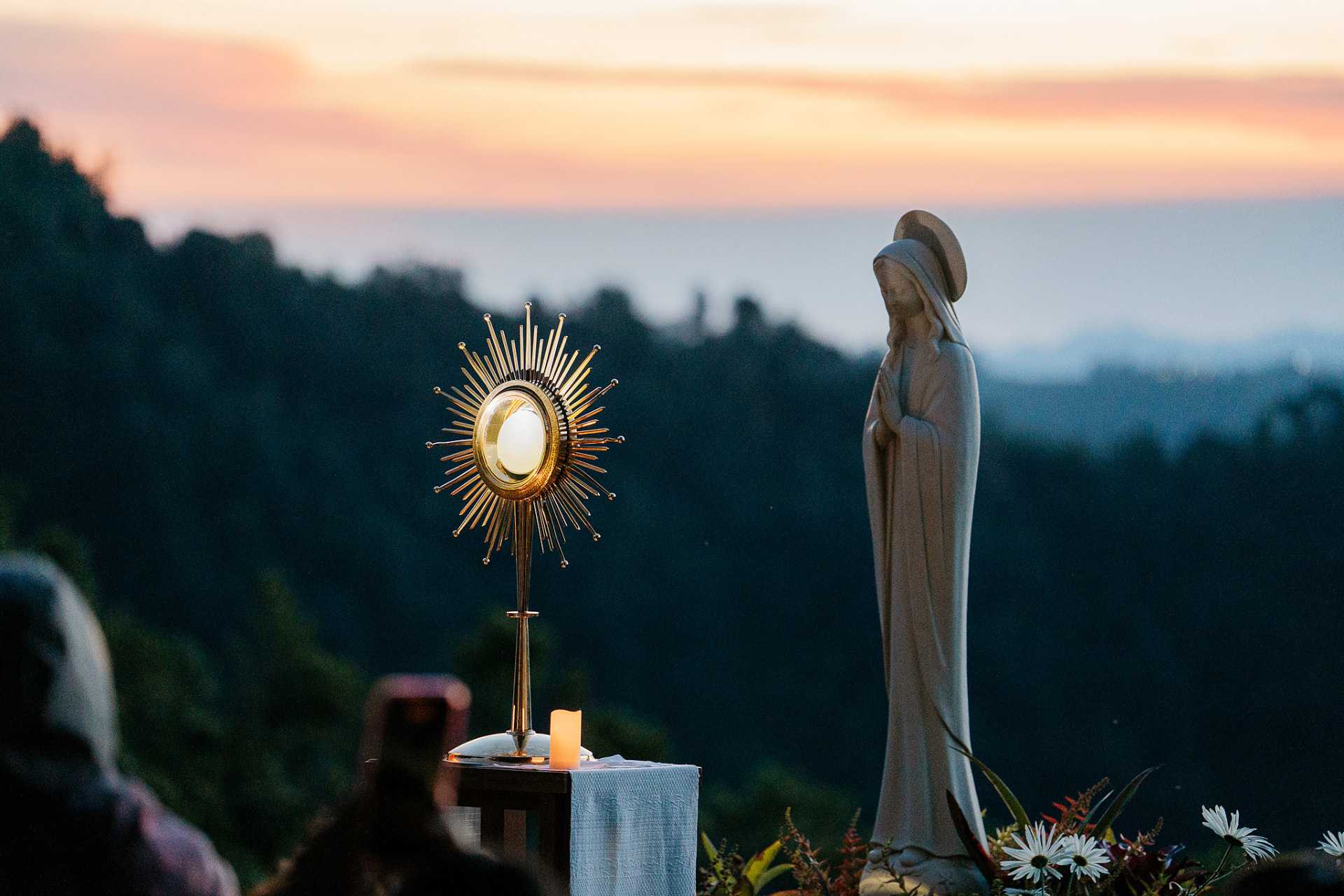 Adoración al atardecer con Jesús Sacramentado frente a la montaña