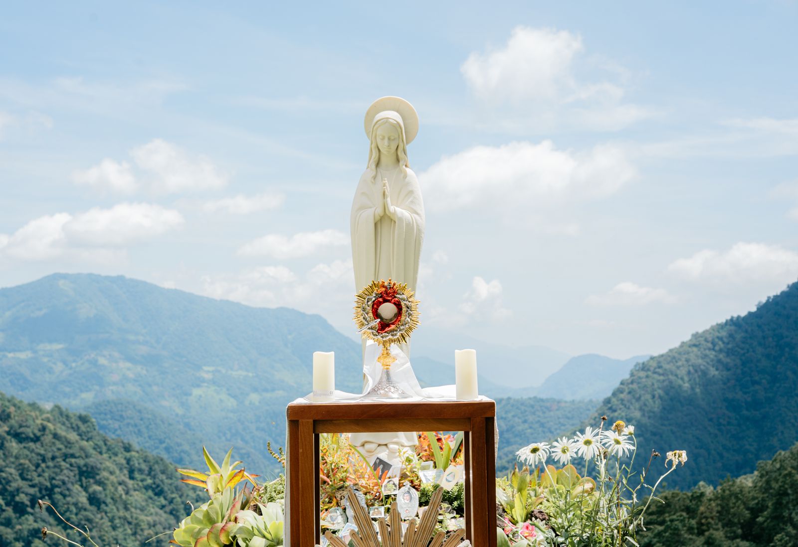 Altar al aire libre con la Virgen María y Jesús Eucaristía frente a los valles