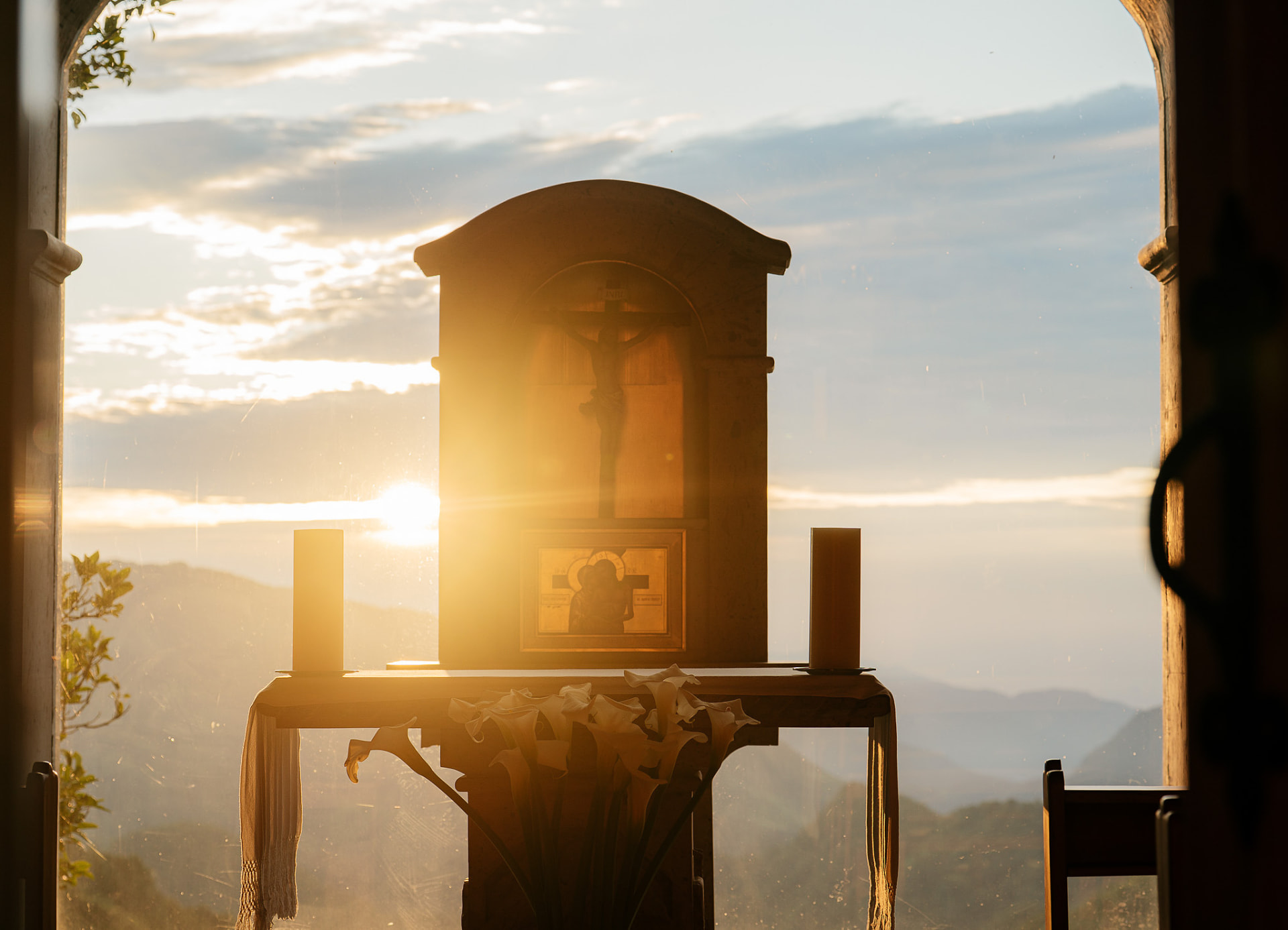 Altar de la capilla a contraluz al amanecer